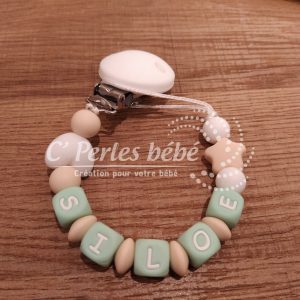 Attache tétine lettres vertes