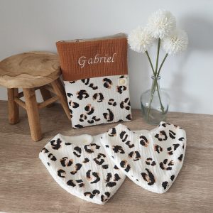 Coffret naissance – Protège carnet de santé personnalisé en double gaze et lot de 2 bavoirs