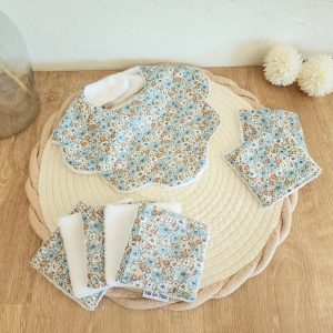 Coffret naissance – Bavoir fleur et lot de 7 lingettes lavables – coton bambou et imprimé fleuri