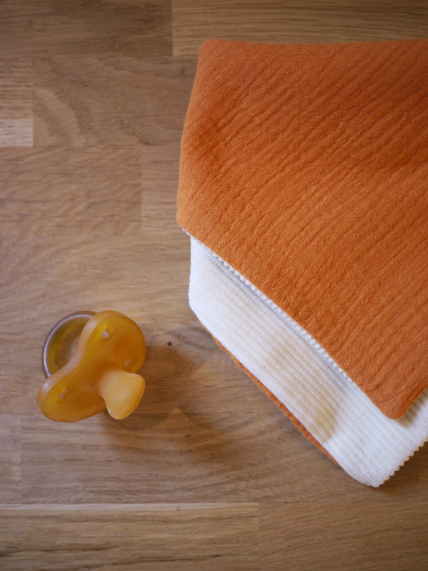 Bavoir bandana réversible Gaze de coton orange et velours – Image 5