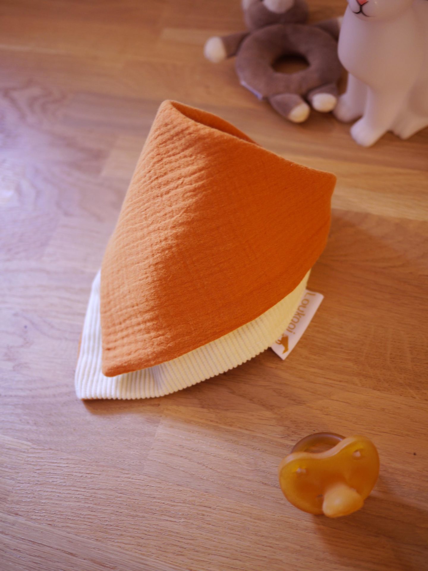 Bavoir bandana réversible Gaze de coton orange et velours