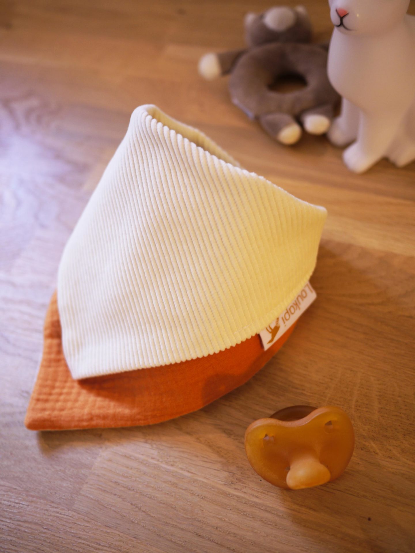 Bavoir bandana réversible Gaze de coton orange et velours – Image 2