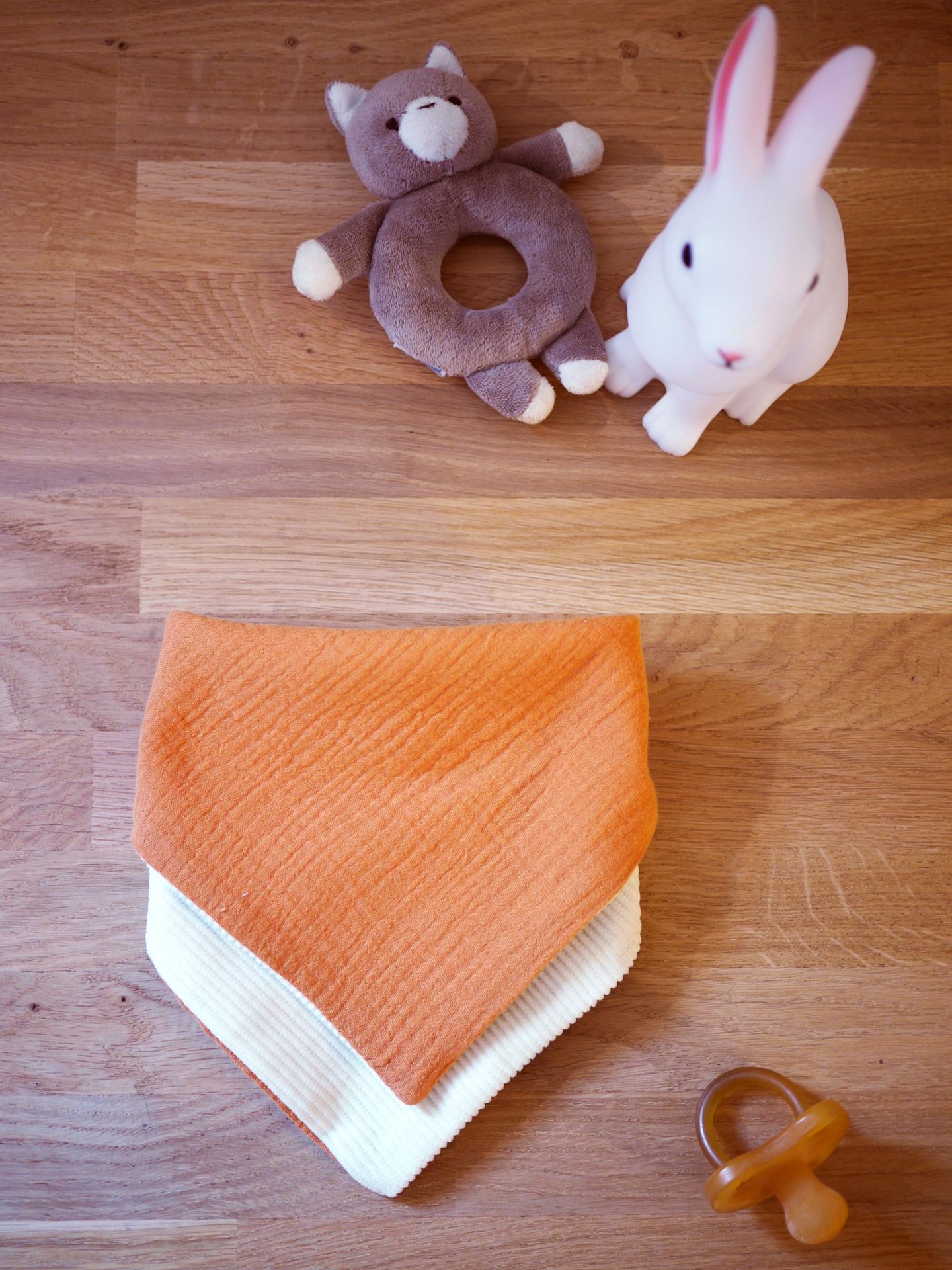 Bavoir bandana réversible Gaze de coton orange et velours – Image 4