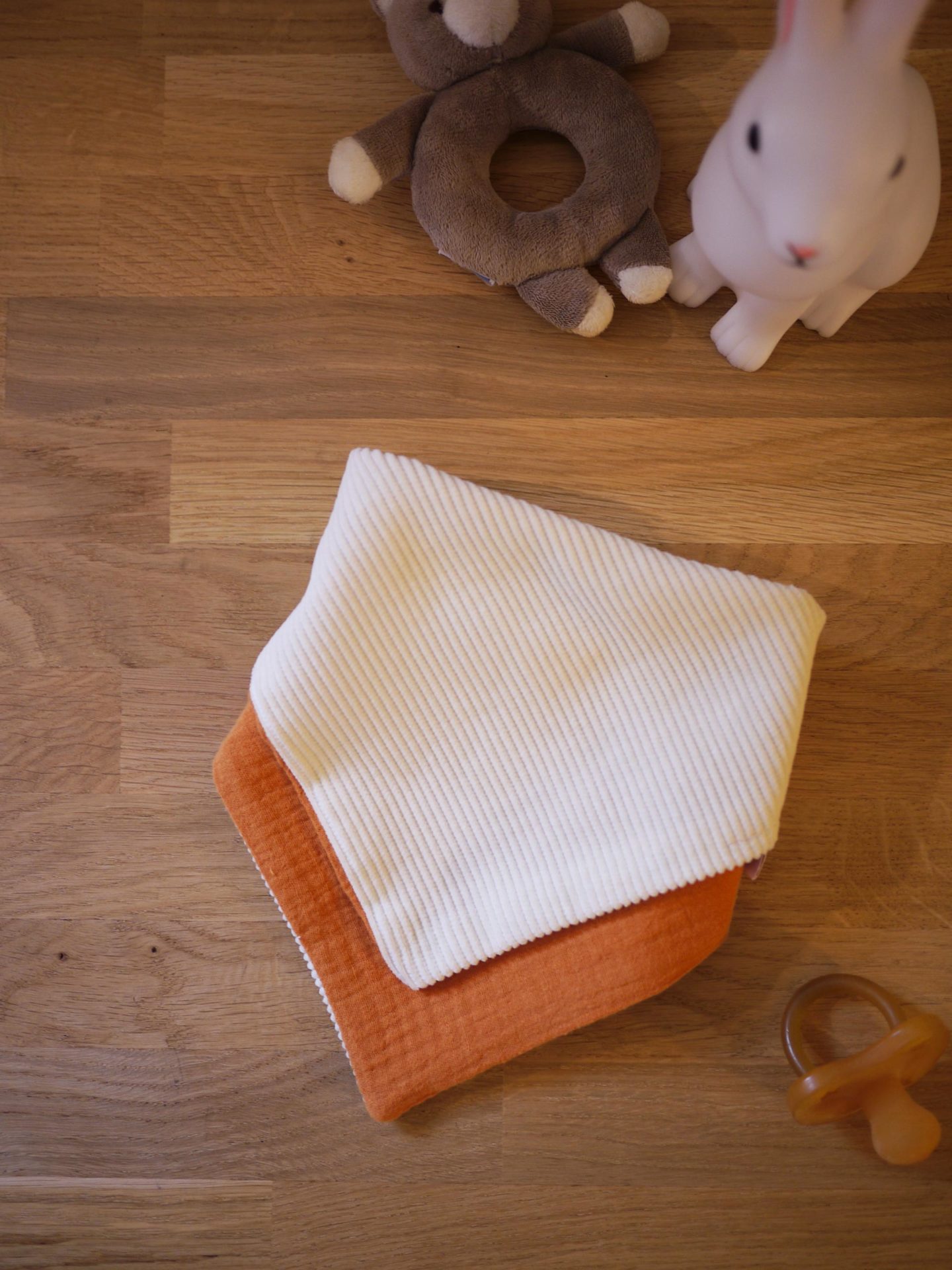 Bavoir bandana réversible Gaze de coton orange et velours – Image 3