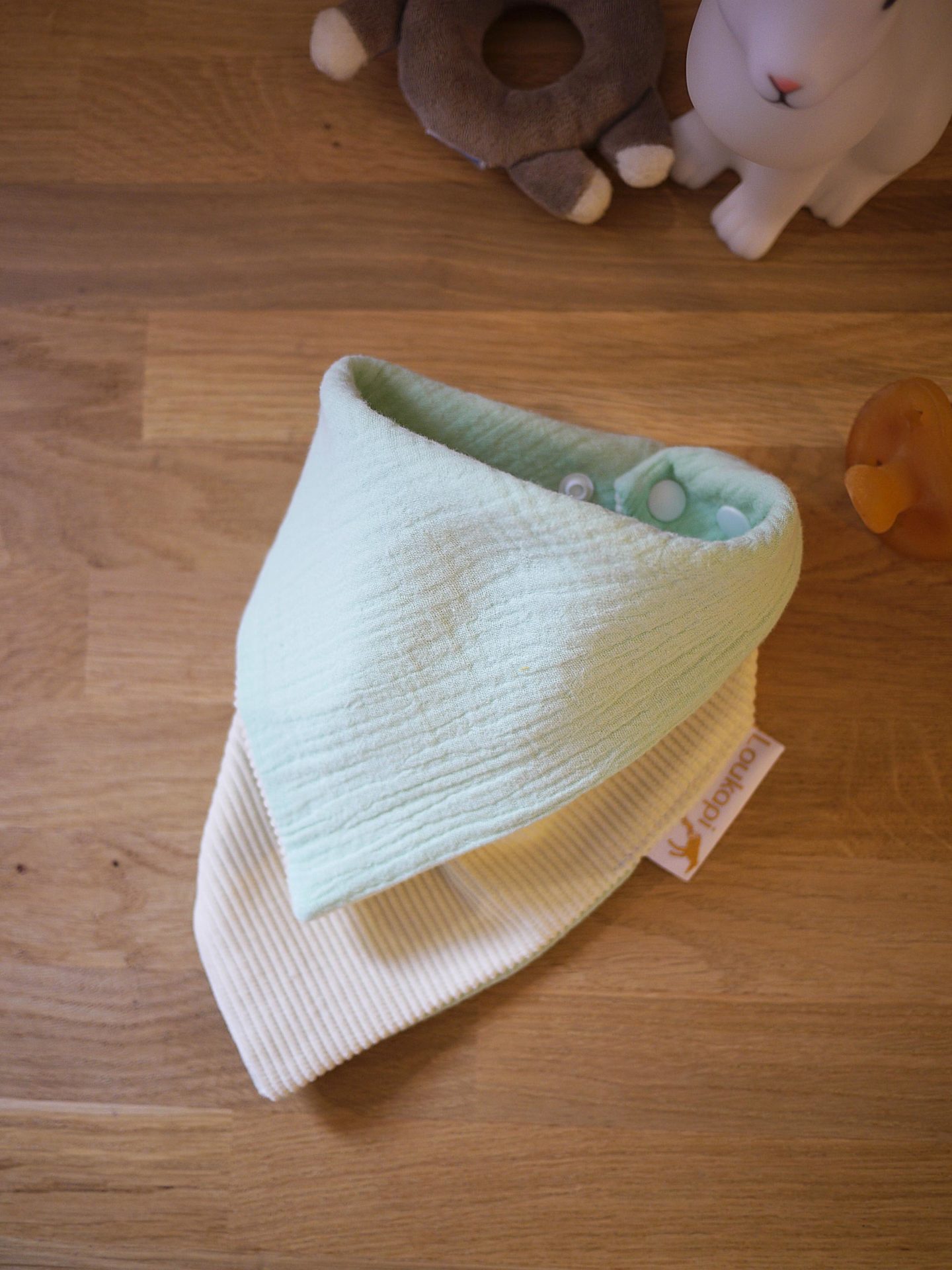 Bavoir bandana réversible Gaze de coton mint et velours