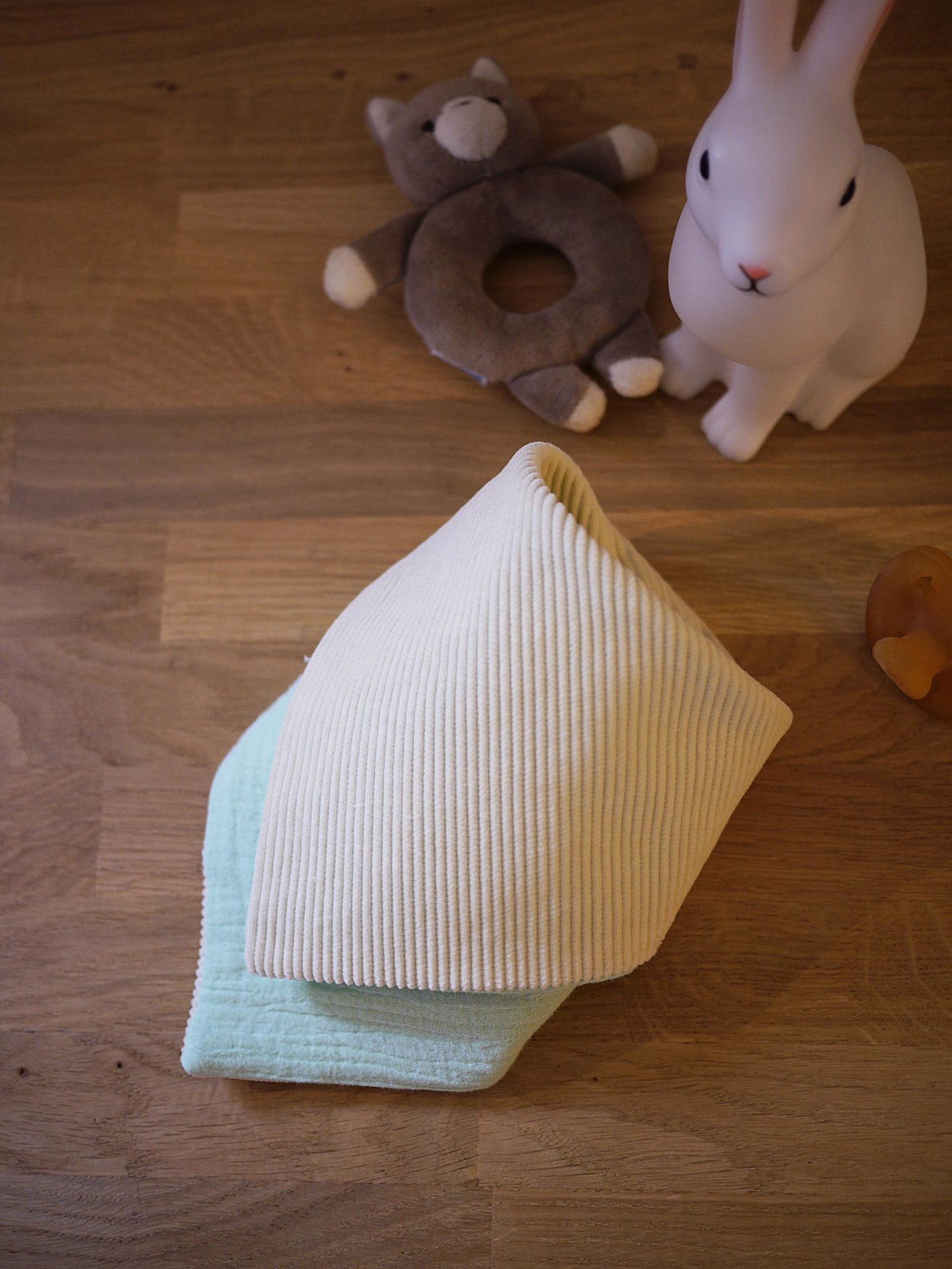 Bavoir bandana réversible Gaze de coton mint et velours – Image 2