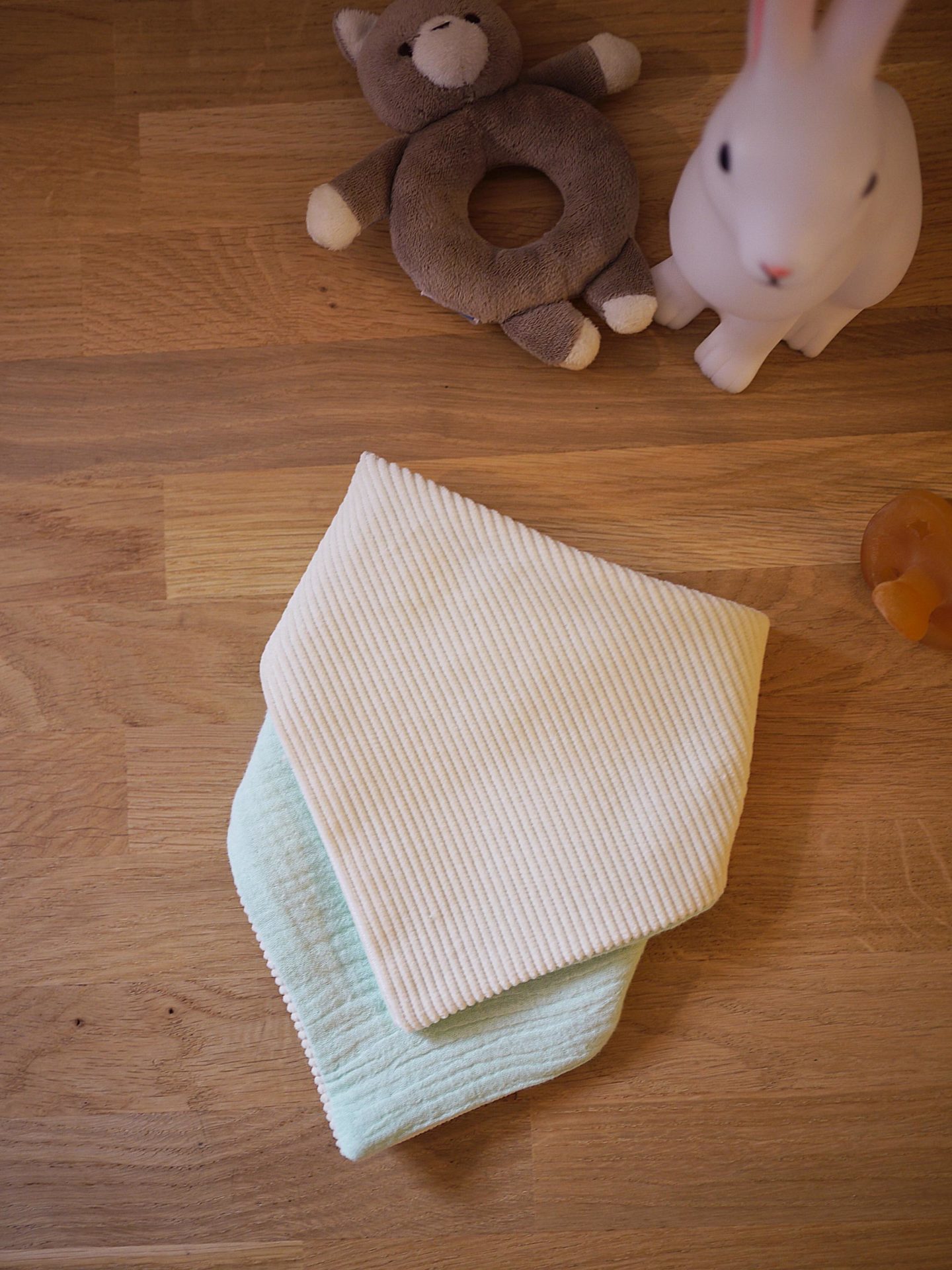 Bavoir bandana réversible Gaze de coton mint et velours – Image 3