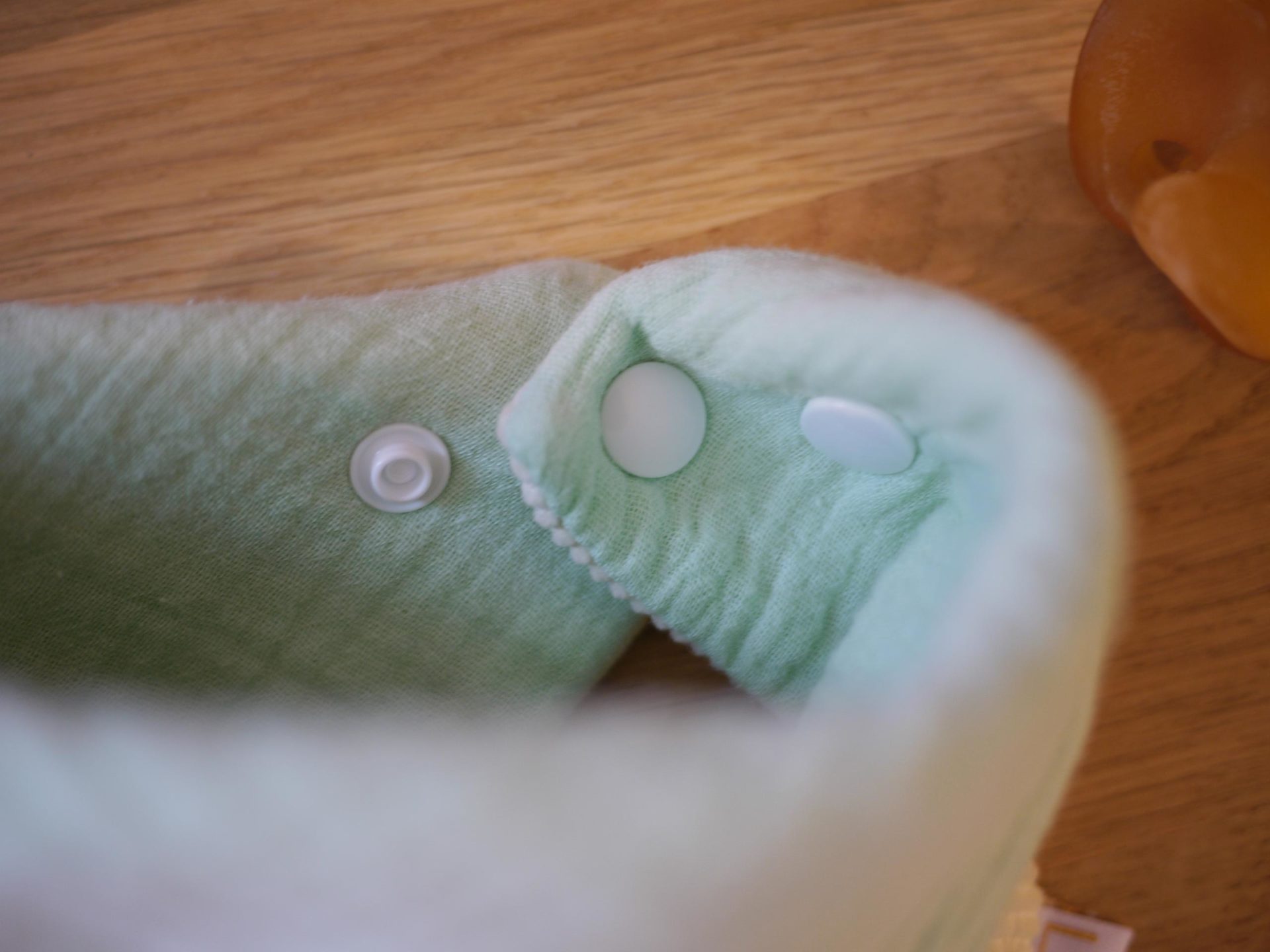 Bavoir bandana réversible Gaze de coton mint et velours – Image 7