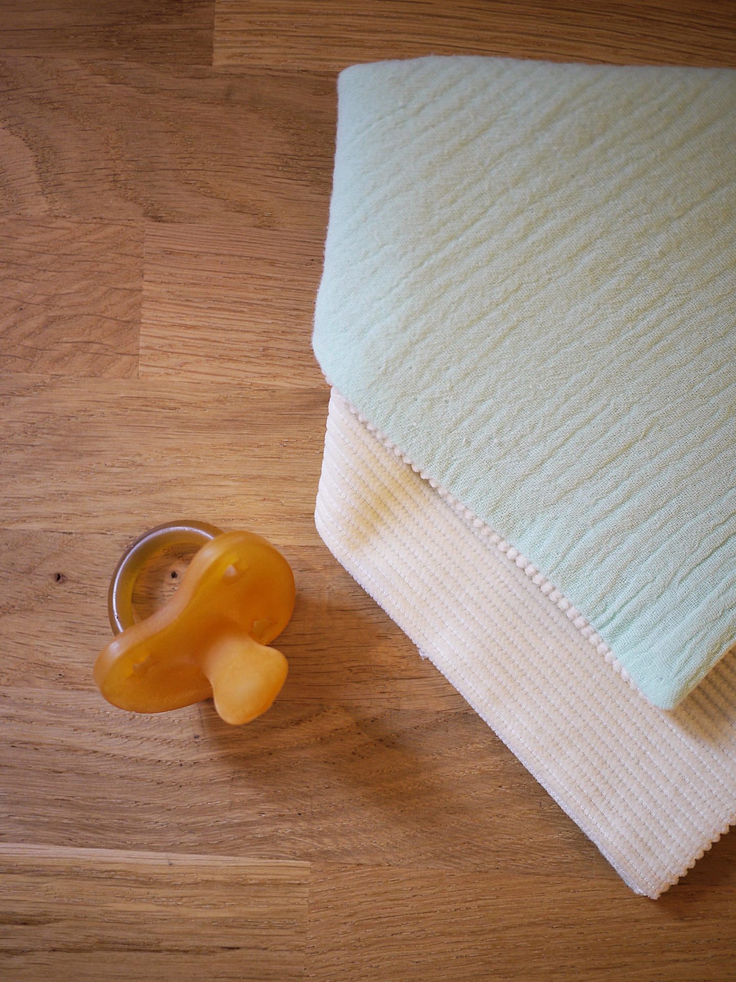 Bavoir bandana réversible Gaze de coton mint et velours – Image 5