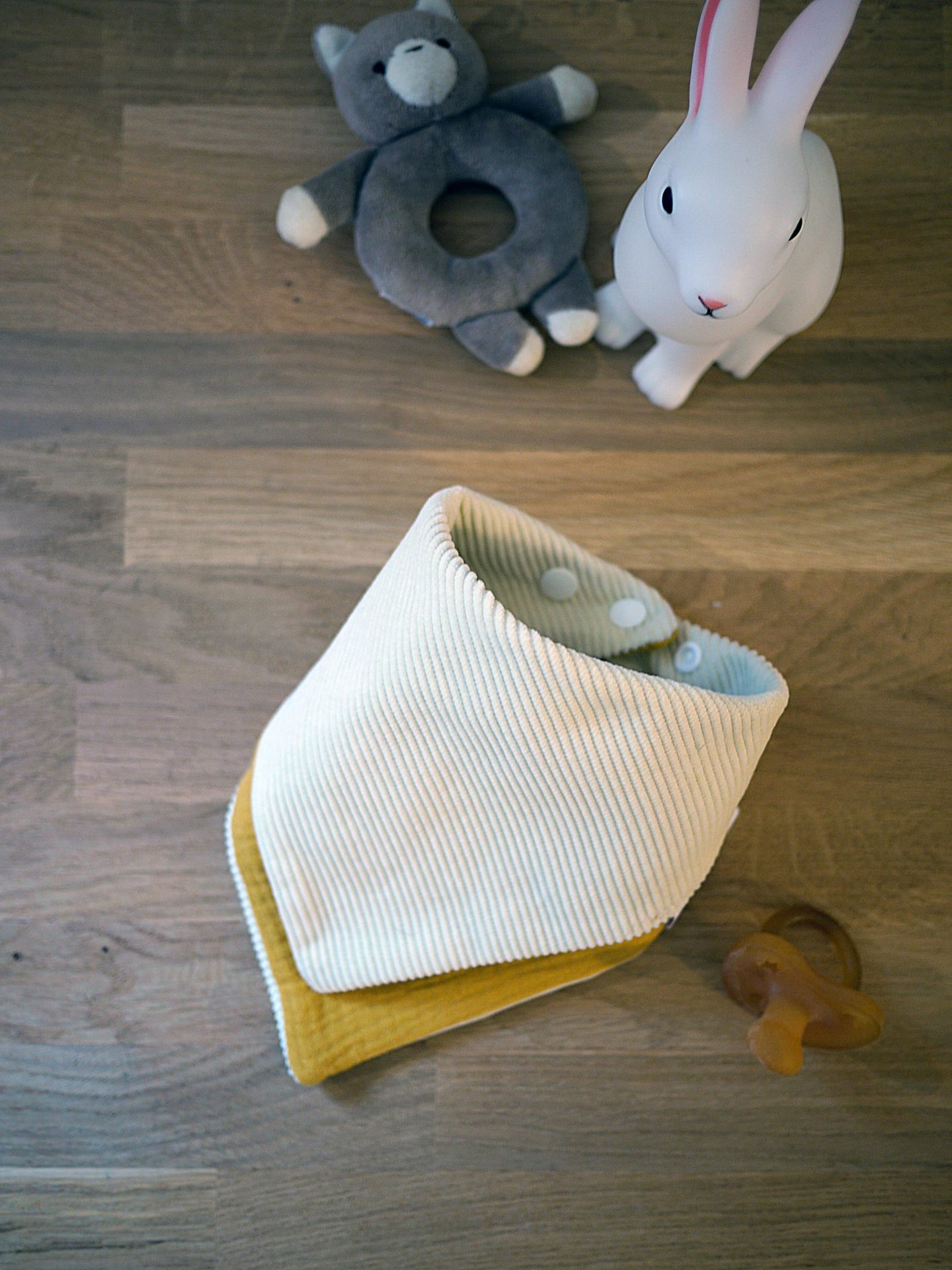 Bavoir bandana réversible – Gaze de coton moutarde et velours – Image 2