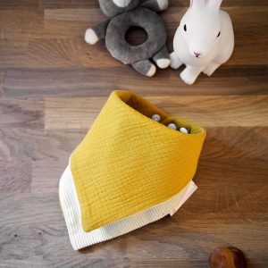Bavoir bandana réversible – Gaze de coton moutarde et velours