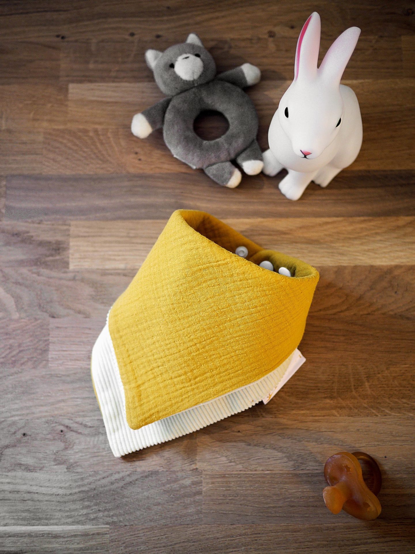 Bavoir bandana réversible – Gaze de coton moutarde et velours