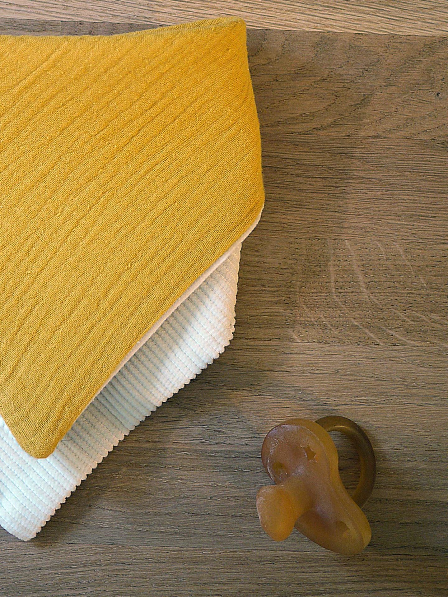 Bavoir bandana réversible – Gaze de coton moutarde et velours – Image 4