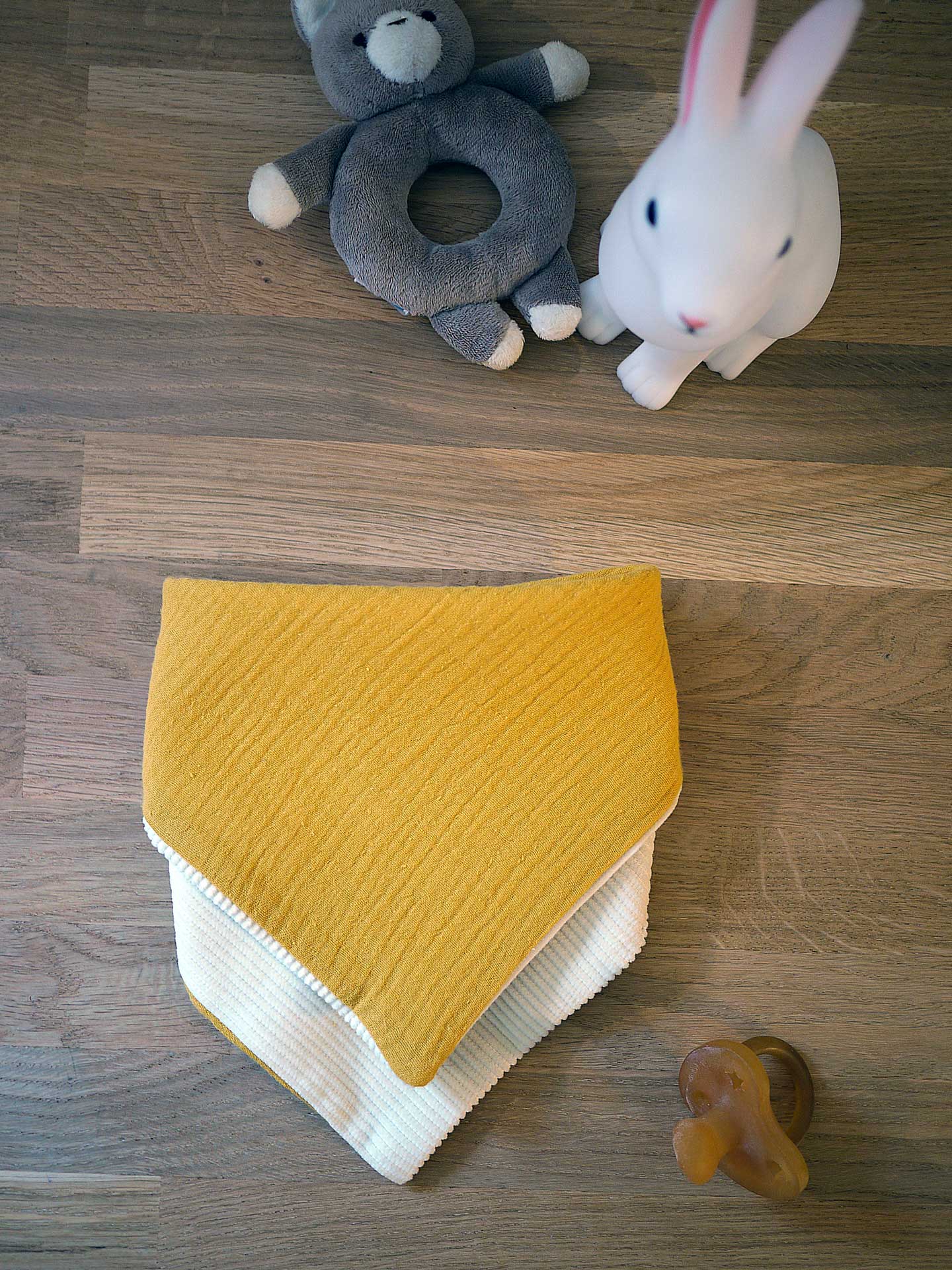 Bavoir bandana réversible – Gaze de coton moutarde et velours – Image 3