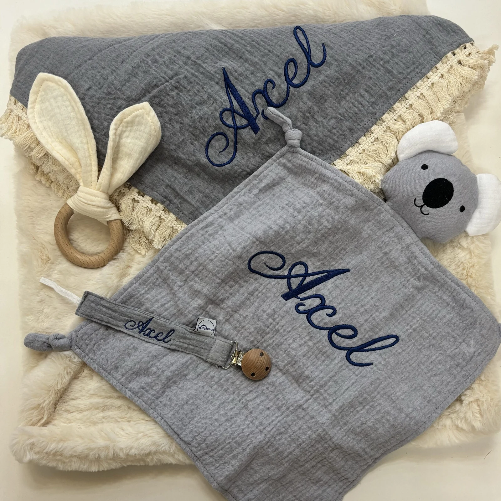 Coffret Maxi koala gris personnalisés – prénom brodé