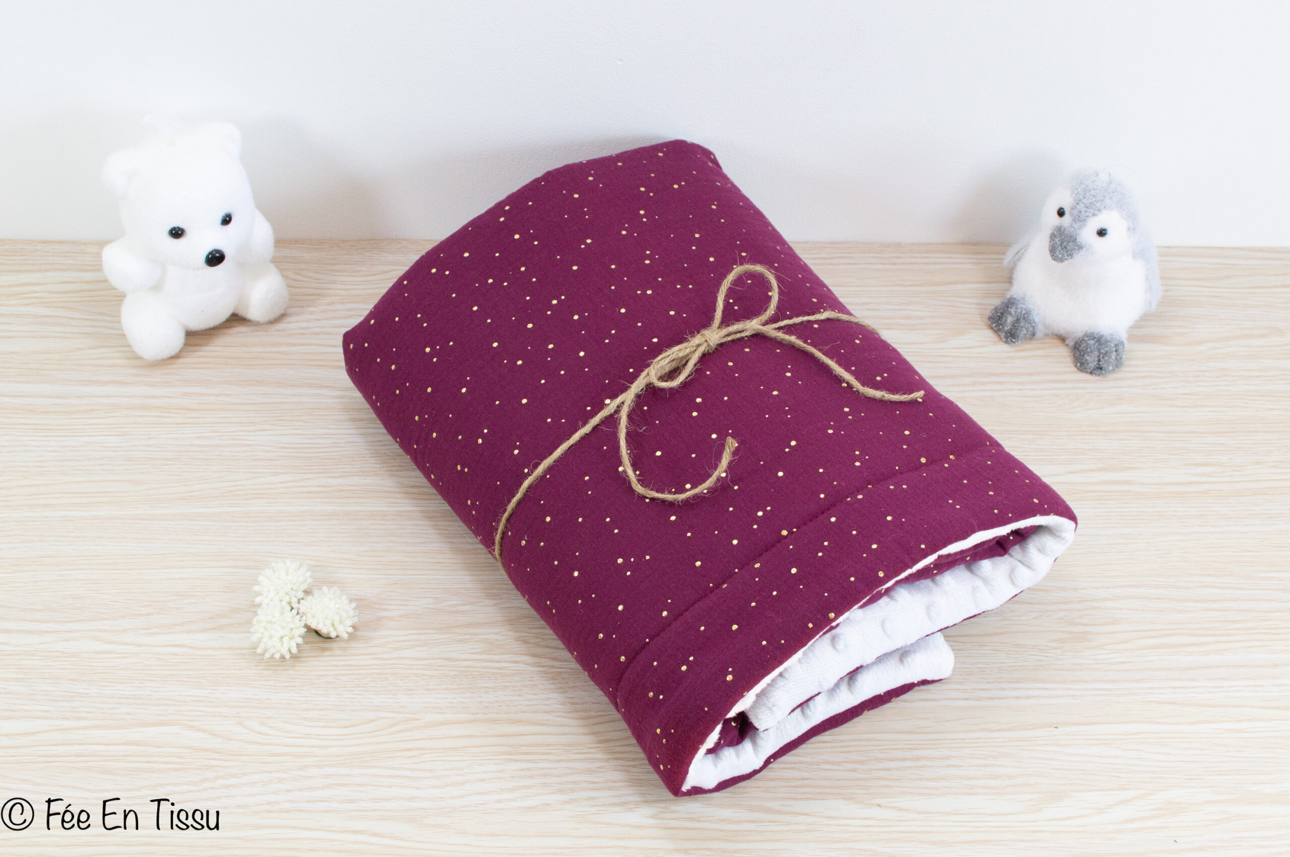 Couverture bébé personnalisée gaze de coton, minky, bordeaux à pois doré
