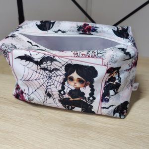 Trousse de toilette en imperméable style mercredi