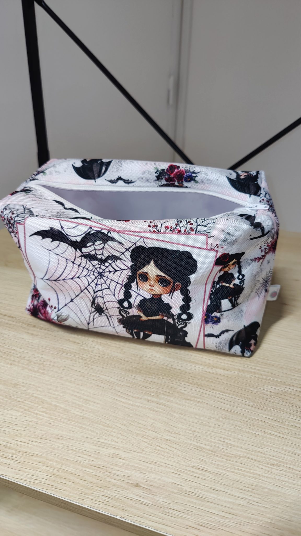 Trousse de toilette en imperméable style mercredi