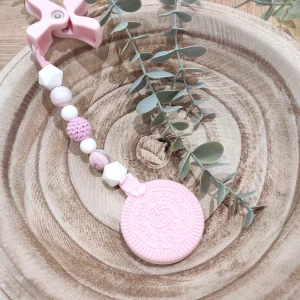Jouet à suspendre biscuit rose