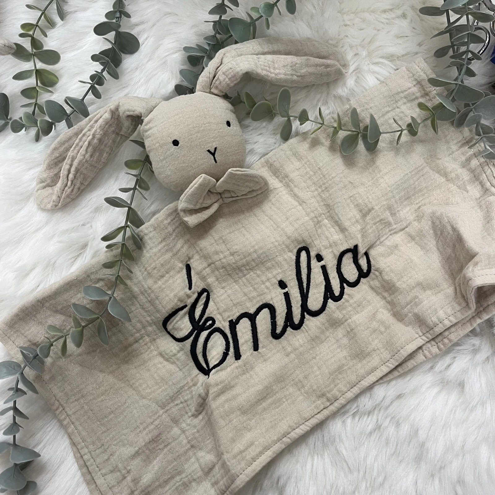Doudou Lapin Emilia en coton bio – Tendre et naturel