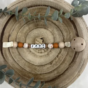 Attache tétine fleurette et bois