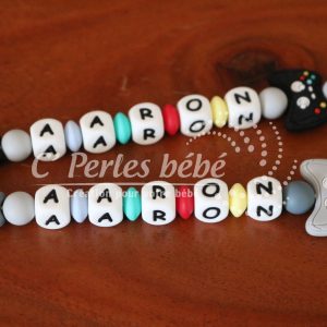 Attache tétine manette de jeu