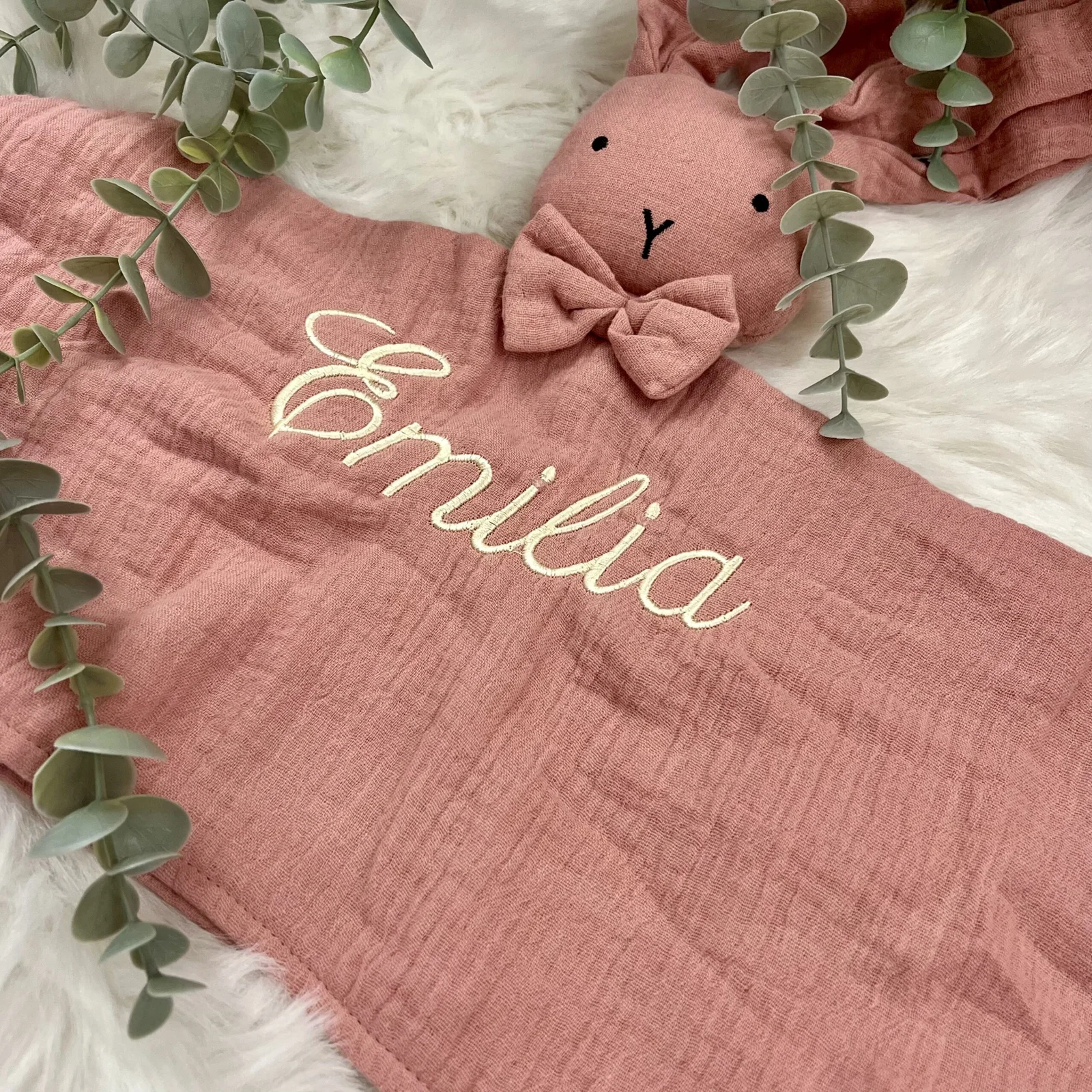 Coffret naissance jumelles personnalisé – 2 attaches tétines, 2 doudous & 2 couvertures brodées – Image 5