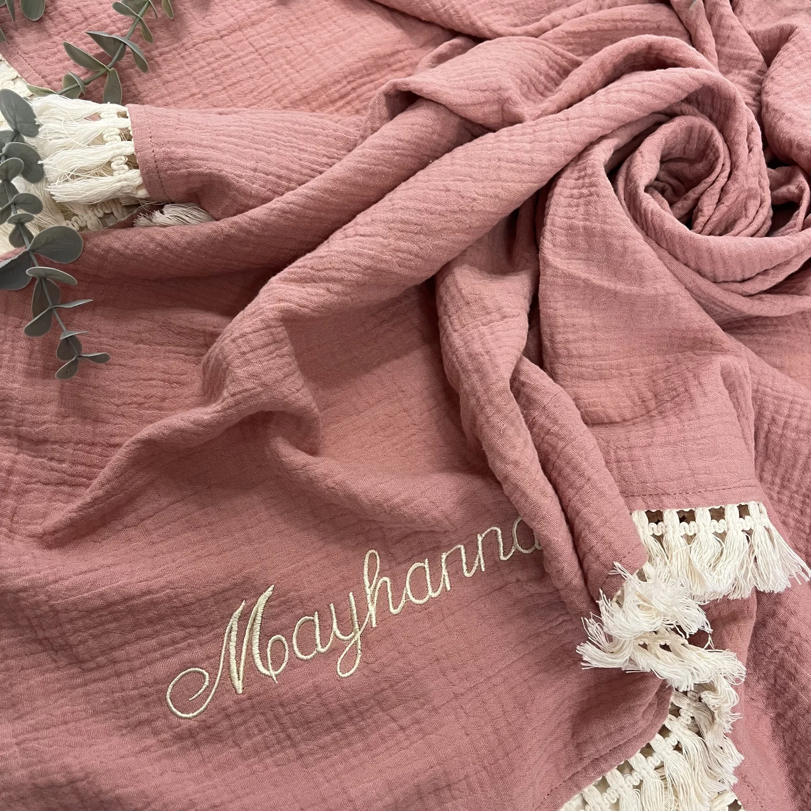 Coffret naissance jumelles personnalisé – 2 attaches tétines, 2 doudous & 2 couvertures brodées – Image 3