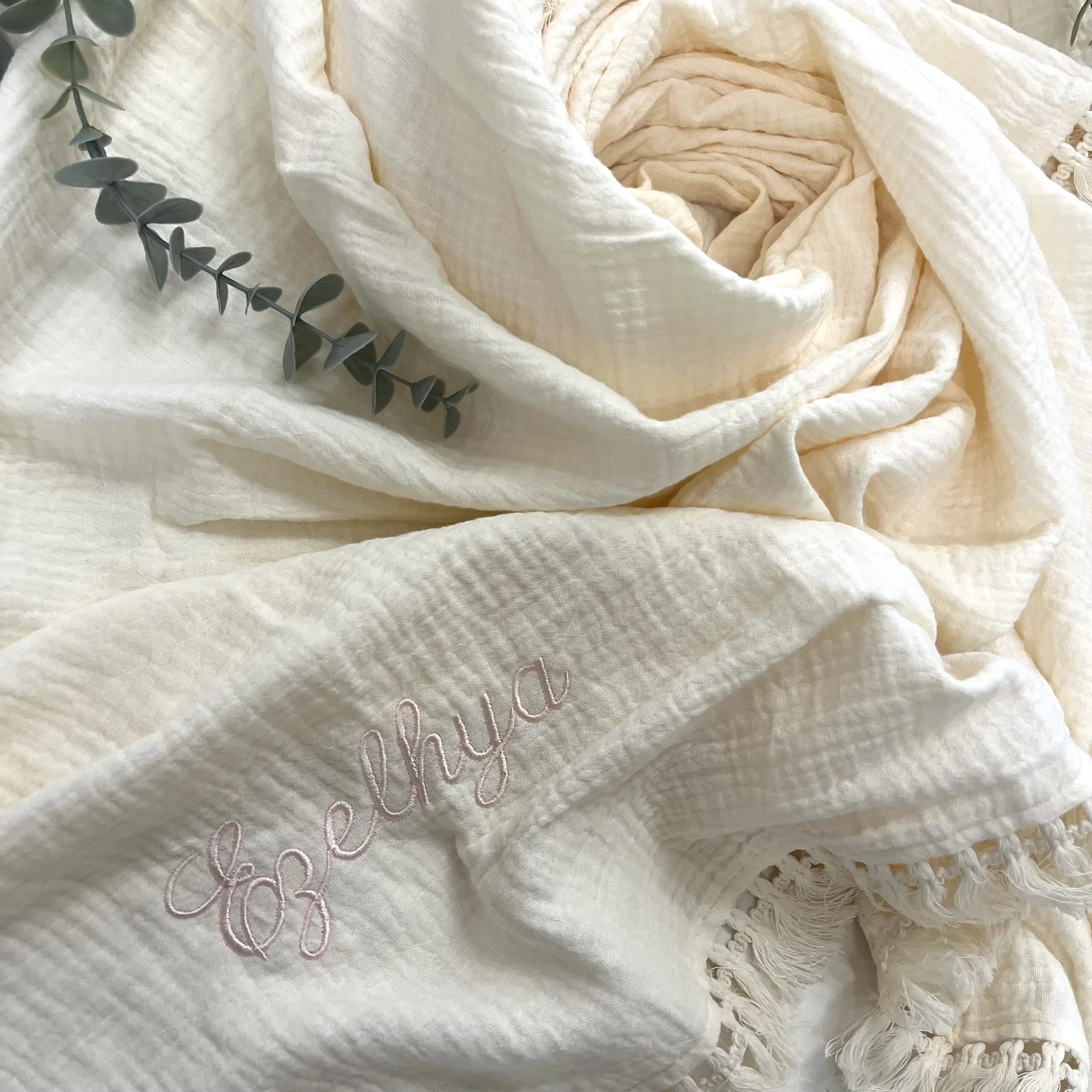 Coffret naissance jumelles personnalisé – 2 attaches tétines, 2 doudous & 2 couvertures brodées – Image 4