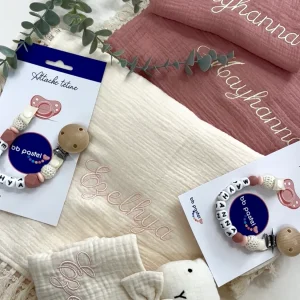 Coffret naissance jumelles personnalisé – 2 attaches tétines, 2 doudous & 2 couvertures brodées