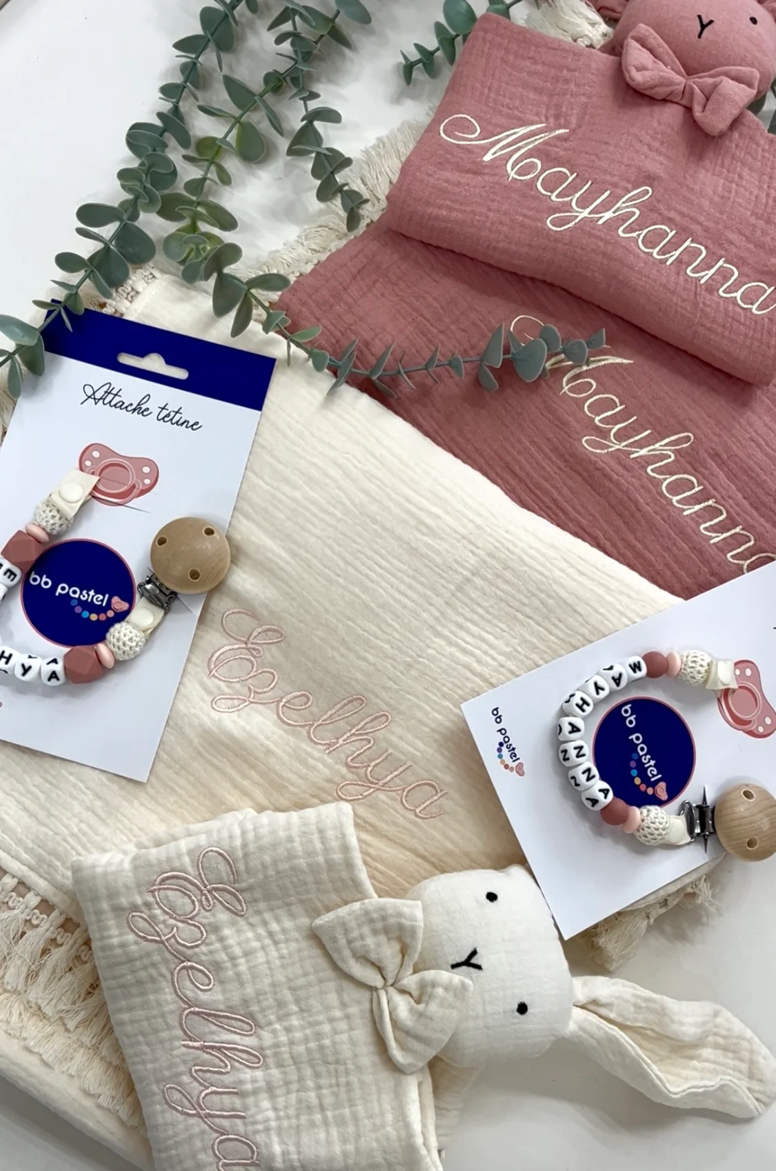 Coffret naissance jumelles personnalisé – 2 attaches tétines, 2 doudous & 2 couvertures brodées