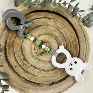 Jouet à suspendre lapin blanc fleuri