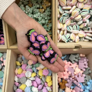 Perle papillon fuchsia