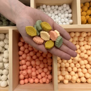 Perle feuille – existe en plusieurs couleurs