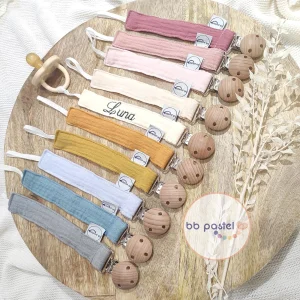 Attache tétine personnalisée coton bio – ancienne couleurs, prénom brodé