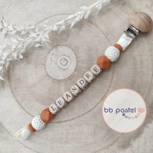 Attache tétine ocre et bois