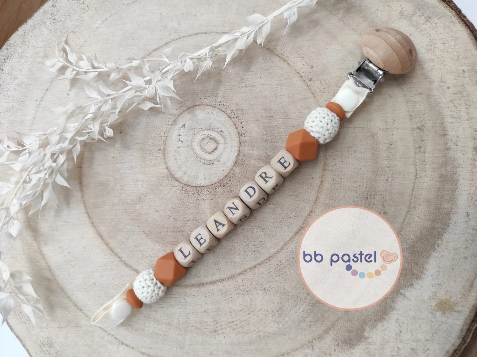 Attache tétine ocre et bois