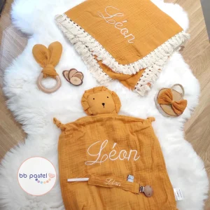Coffret Maxi Lion Ocre personnalisés – prénom brodé