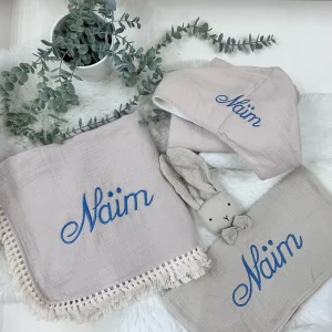 Coffret Maxi 3 accessoires – Doudou, Couverture & Cape de bain Personnalisés