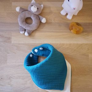 Bavoir bandana réversible – gaze de coton bleu paon et velours